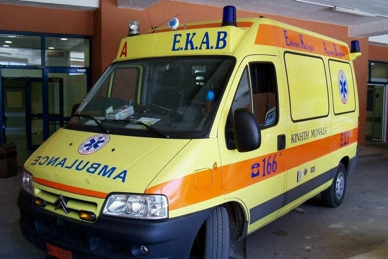 Απίστευτη πινακίδα στο Παράλιο Aστρος- «Φροντίστε να μην αρρωστήσετε γιατί δεν υπάρχει ασθενοφόρο»